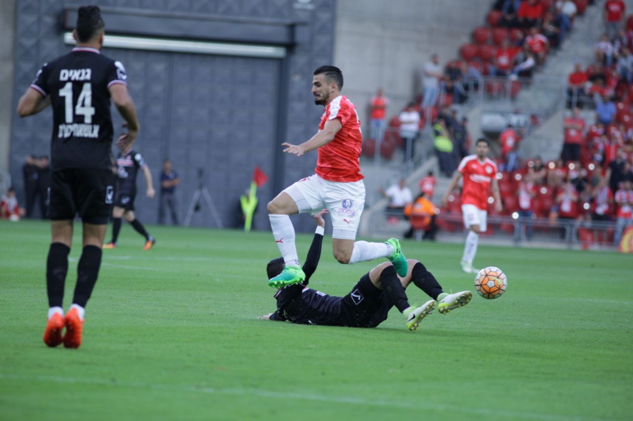 וובה בראון בועט בסכנין. כרטיס צהוב (צילום: אסף חיימוביץ')